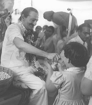 Meher Baba gir prasad under sahavas-en, 1954