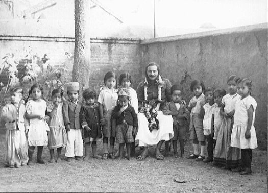 Med skolebarn, Meherabad, 1929