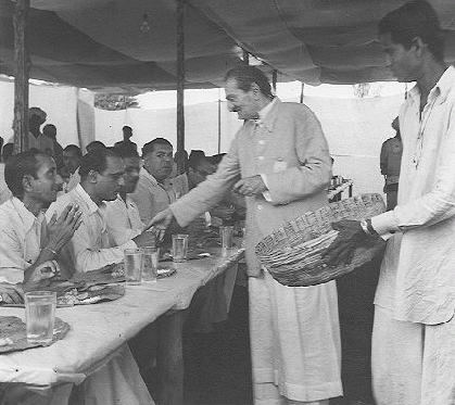 Baba serverer lunsj til sine elskere, 1950