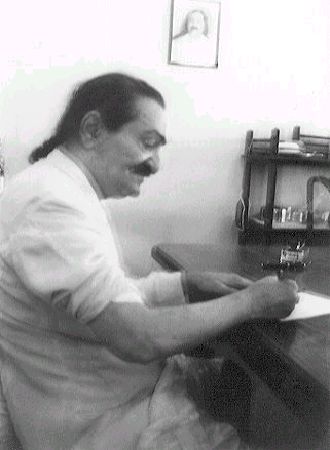 Baba signerer forvaltningsfullmakten for Meher Baba Perpetual Public Charitable Trust, april 1959, India