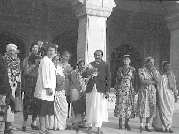 Baba med mandali-kvinner, Taj Mahal, Agra, 1939