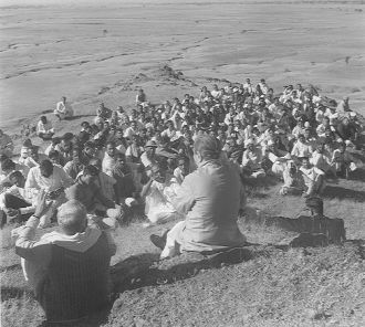 Meher Baba p Seclusion Hill under sahavas-en i 1955.